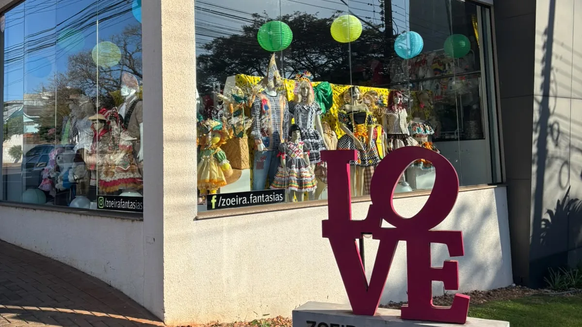 Letreiro LOVE em frente à vitrine da Zoeira Fantasias